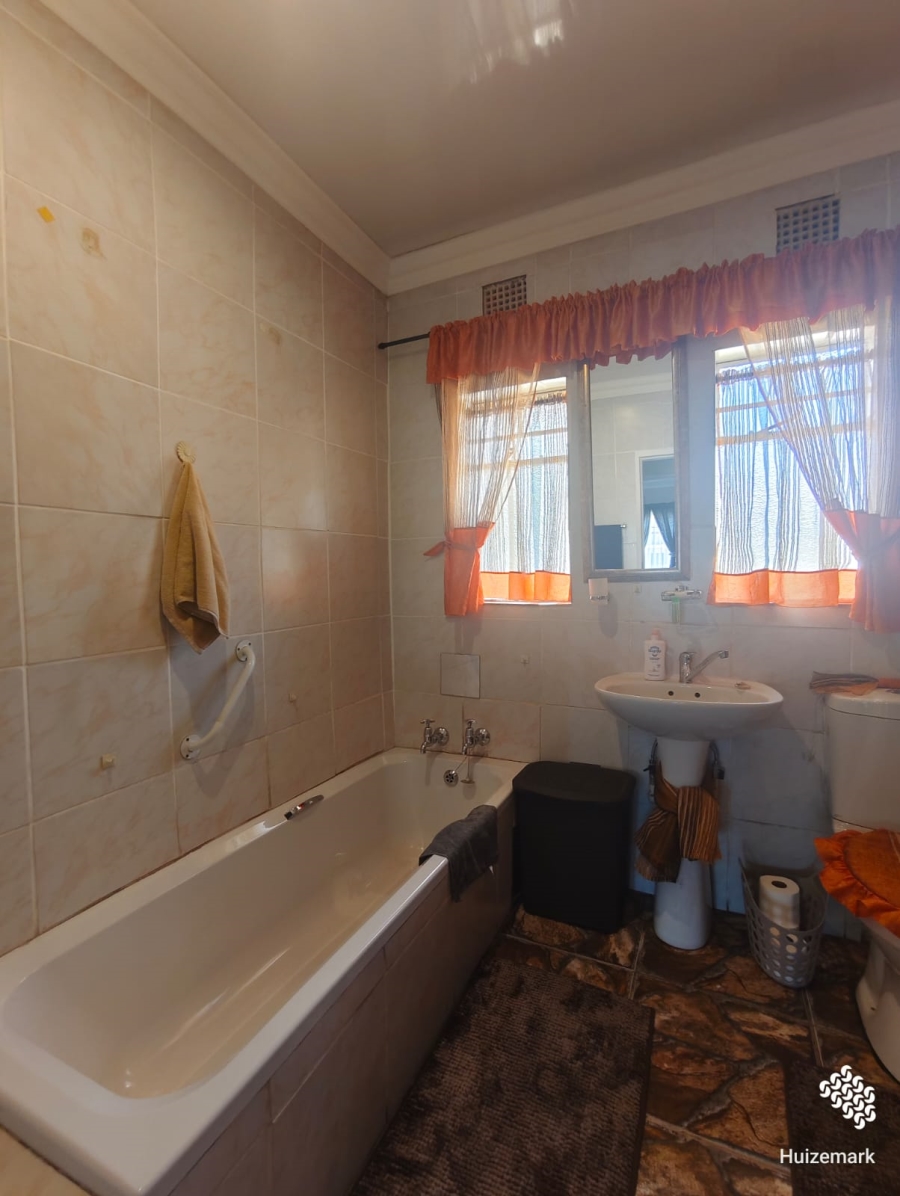 4 Bedroom Property for Sale in Roodia Free State